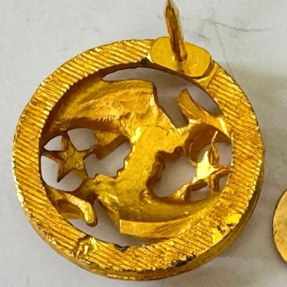 Vintage 1960’s Pisces Zodiac Sign Two Fish In Circle Gold-Tone Lapel Pin 1 inch